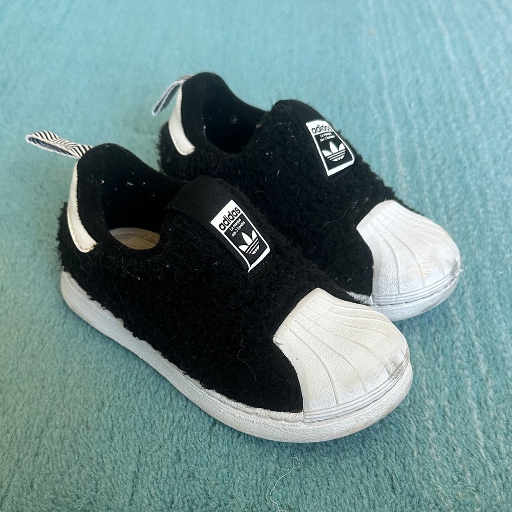 Adidas size 8 Kids Black & White boucle Sneakers